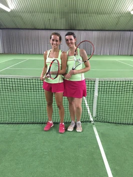 Die 3. Damen unter sich! Marlene und Vanessa präsentieren das Team-Outfit.