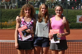 Jugendwartin Lisa Schmitke freut sich mit Katharina Banazak und Lina Philipps.